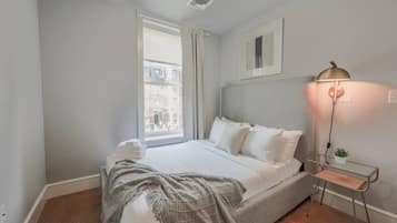 Tabla de planchar con plancha, wifi y ropa de cama