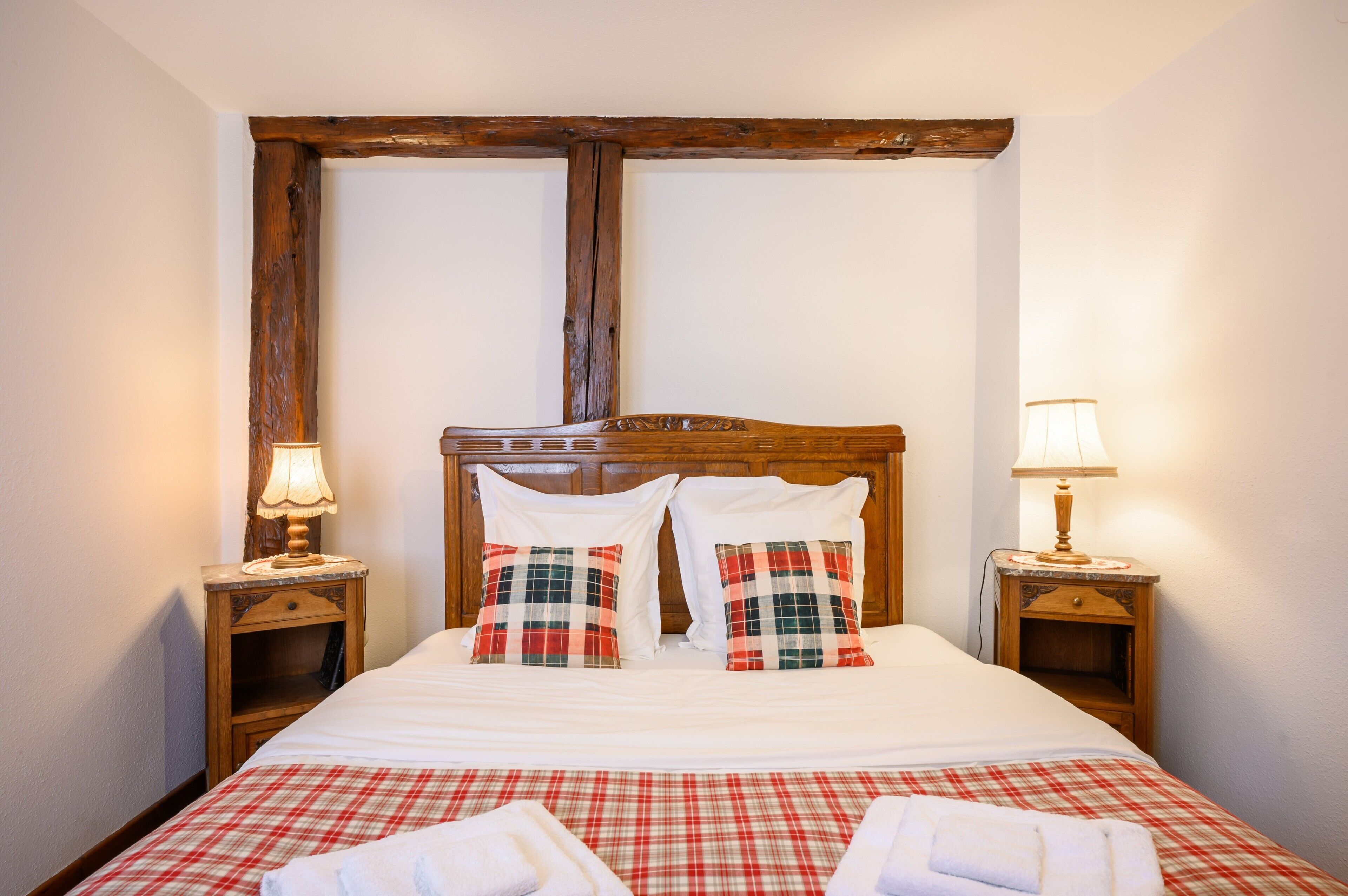 Tabla de planchar con plancha, wifi y ropa de cama 