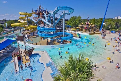 1 BR Comal Riverfront condo 3 min from Schlitterbahn next door to TX Tubes & LRT