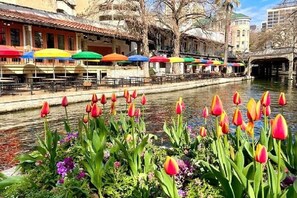 Ein Flussrestaurant mit Außenbestuhlung und einem Kanal.