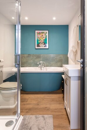A modern bathroom with a glass shower enclosure, a freestanding bathtub, and a toilet. - Fun Kemptown Stay w/ Games Close to the Seafront (Brighton and Hove)