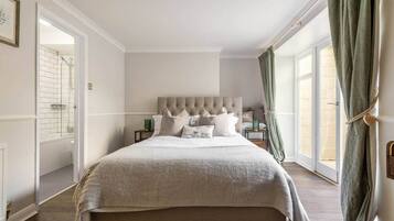 2 bedrooms, desk, iron/ironing board, travel cot