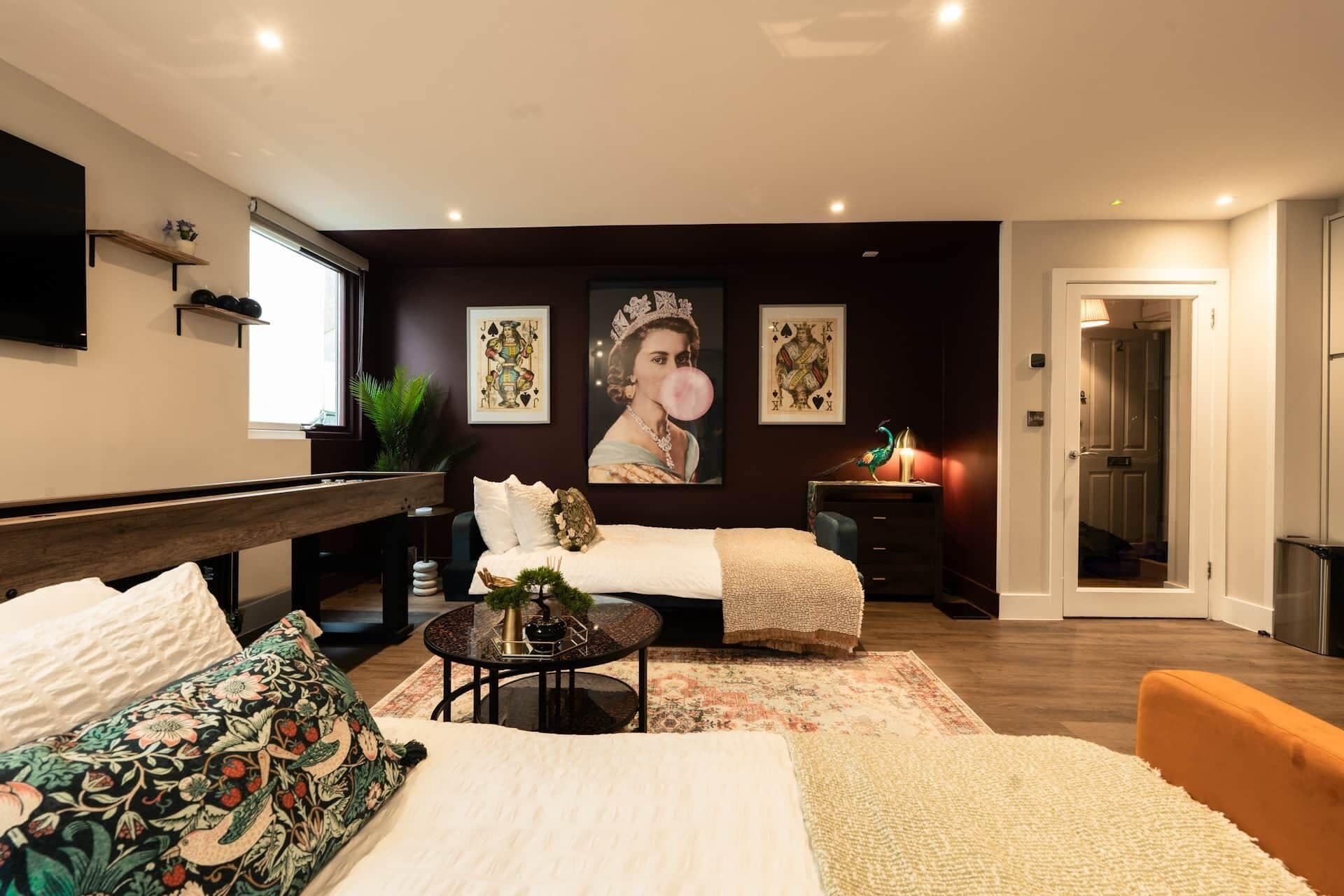 1 chambre, bureau, fer et planche à repasser, lit de bébé portatif