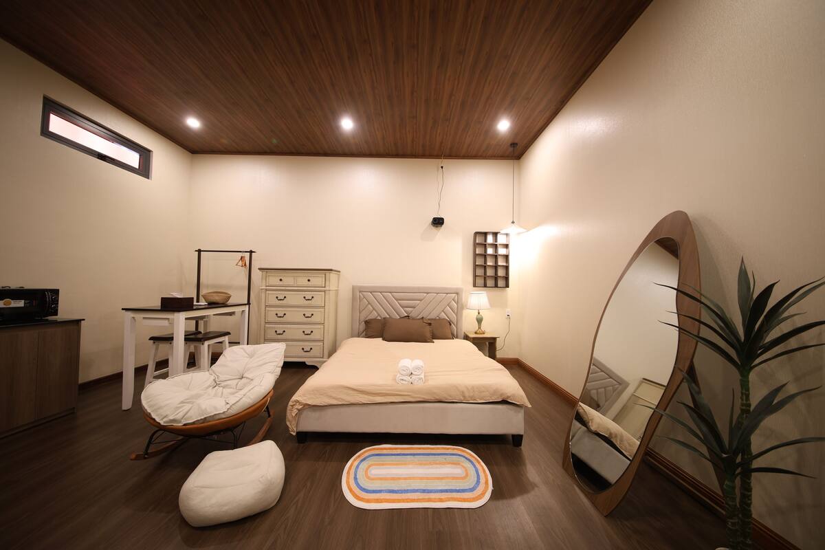 Gallery Apartment | Free WiFi, bed sheets