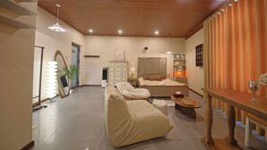 Un amplio espacio de estar con sofá, una mesa de madera y una cama.
