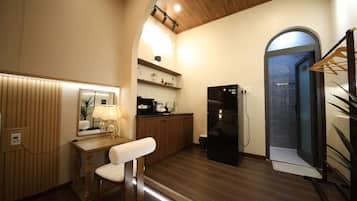 Apartamento standard | Banheiro | Chuveiro/banheira combinados, produtos de toalete de grife