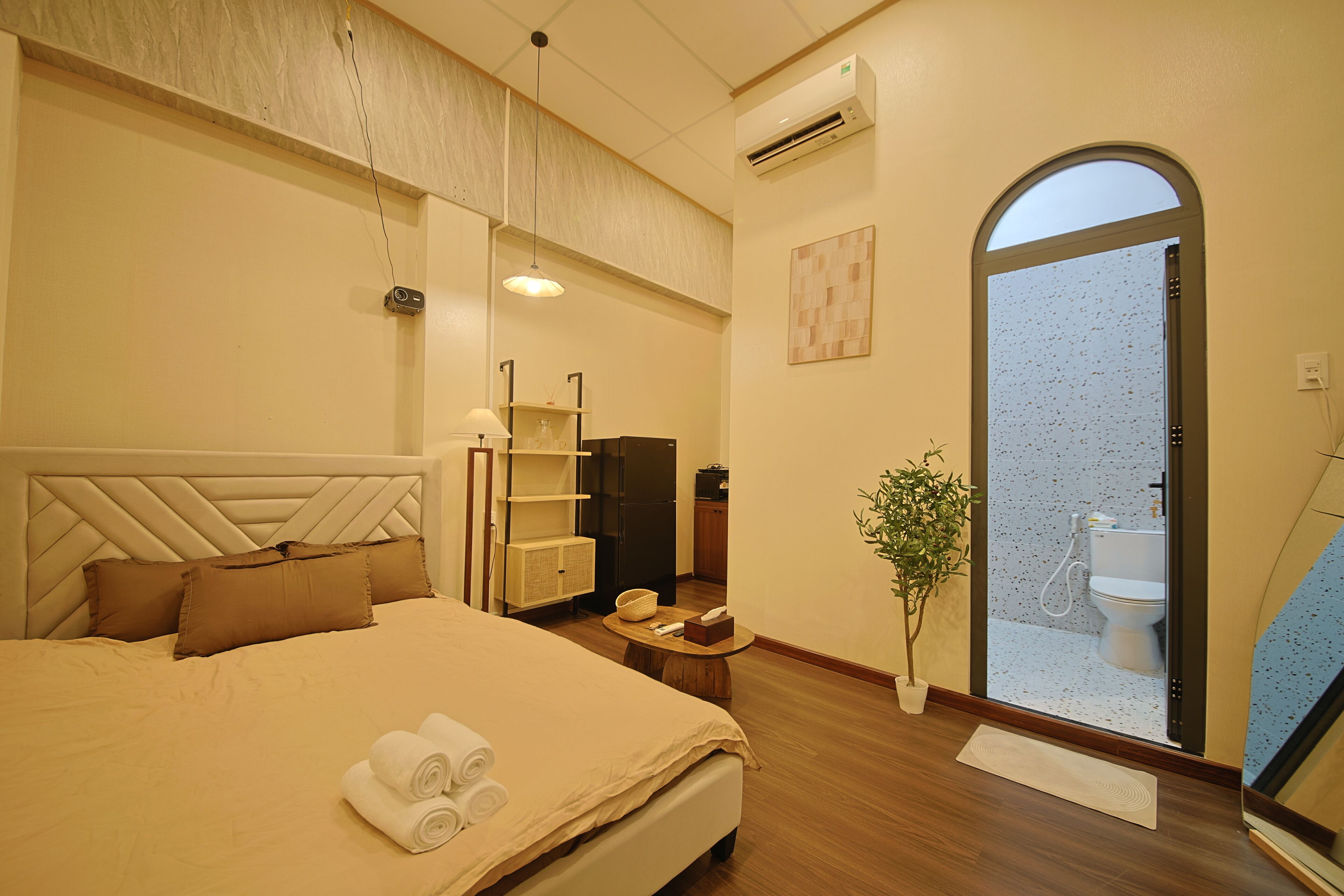 Romantic Apartment | Free WiFi, bed sheets