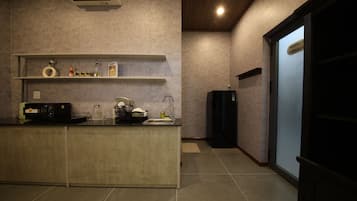 Apartemen Basic | Dapur pribadi | Microwave dan peralatan masak/sendok-piring