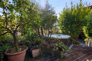 A garden with various plants and a hot tub. - La Corte Dei Limoni - Countryside Retreat with Mountain View, Wi-Fi & Air Conditioning (Nocchi)