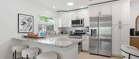 Refrigerador, microondas, horno, placa de cocina