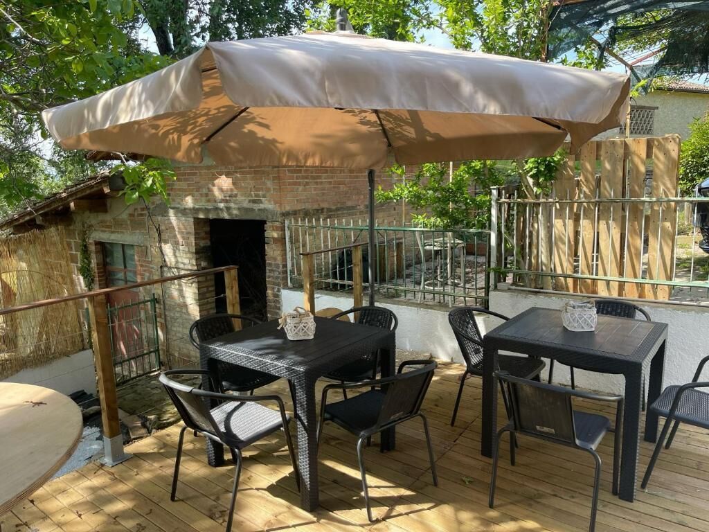 Outdoor dining. Villa BRUNI Wine Guest House