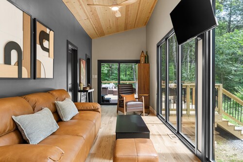 Sleek 2BR Retreat with Hot Tub, Net Hammock, Sauna & Cinema Nights