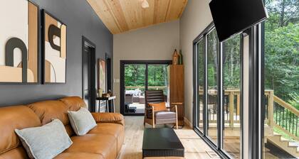 Sleek 2BR Retreat with Hot Tub, Net Hammock, Sauna & Cinema Nights