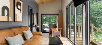 Sleek 2BR Retreat with Hot Tub, Net Hammock, Sauna & Cinema Nights