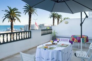 Outdoor dining - Vrbo Property (Tunis Governorate)