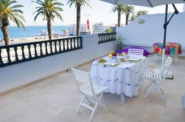 Outdoor dining - Vrbo Property (Tunis Governorate)