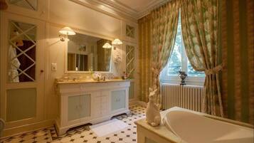 Deluxe Double Room | Bathroom