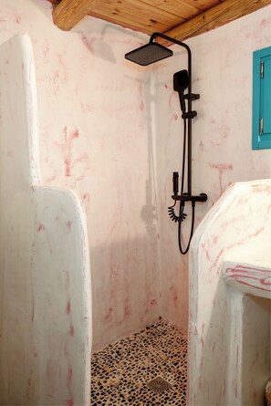 Een douche, een haardroger, handdoeken, zeep