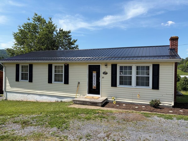A single-story house with a dark roof, white siding, and black shutters. - Fabulous 3-bedroom house with AC in charming Union (Union)