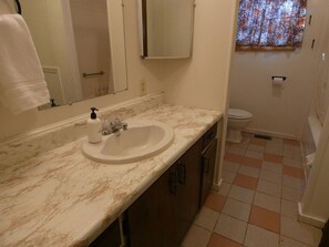 Cabin, 4 Bedrooms, Air conditioning | Bathroom | Towels