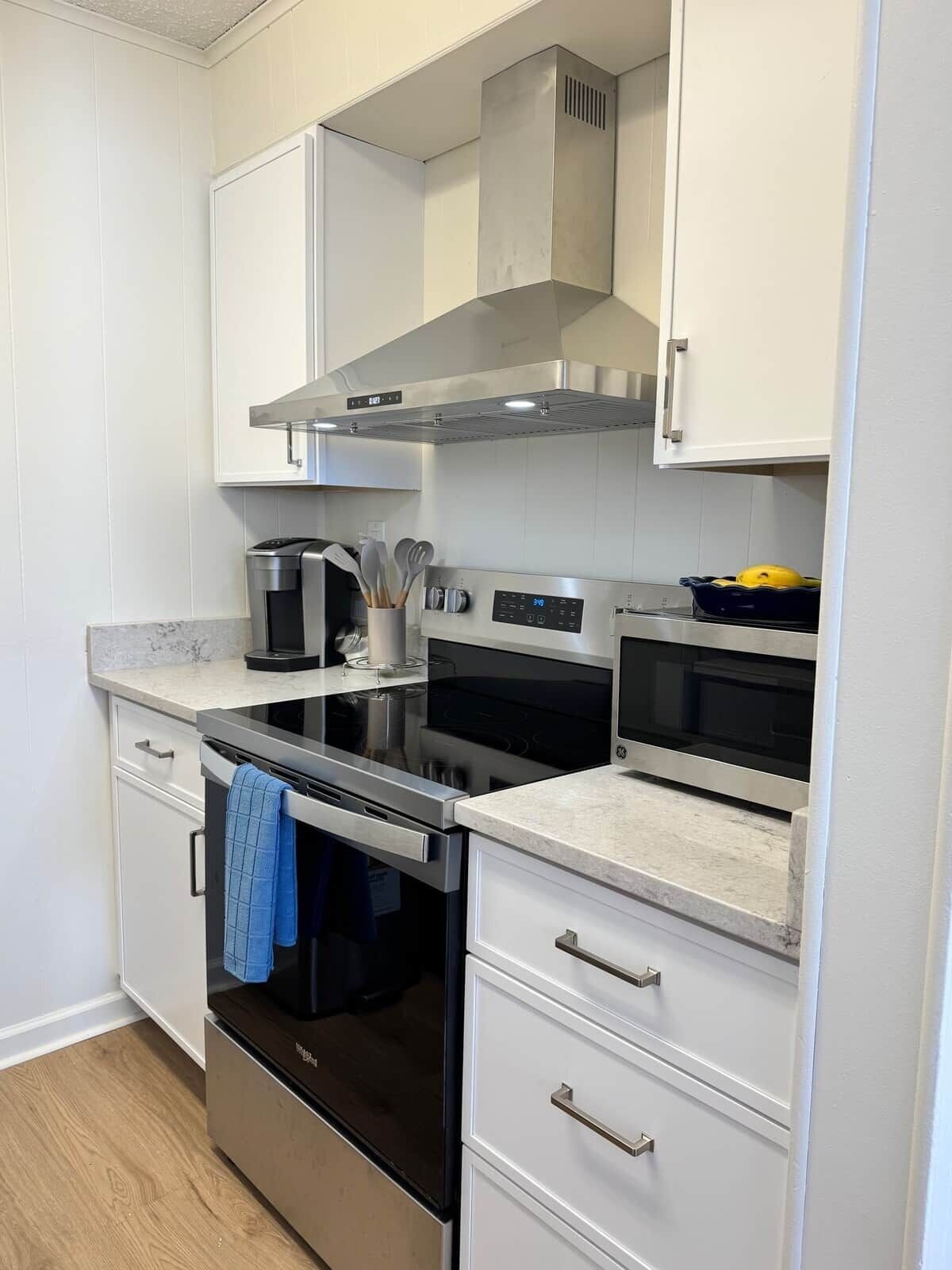 Fridge, oven, stovetop, dishwasher