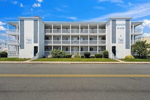 A multi-story hotel with balconies, a central entrance, and a sign indicating 'Summer Winds.' - 2-bedroom Condo with a Relaxing Pool and Walking Distance to the Beach/Boardwalk (Ocean City)