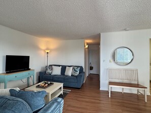 Smart TV - 2-bedroom Condo with a Relaxing Pool and Walking Distance to the Beach/Boardwalk (Ocean City)