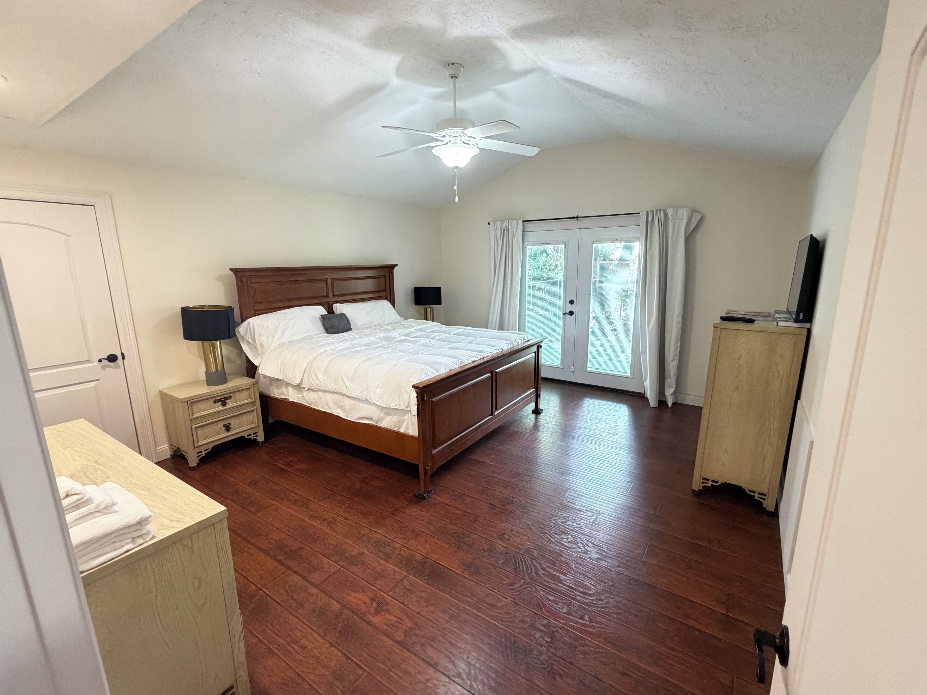 2 habitaciones, tabla de planchar con plancha, wifi y ropa de cama 