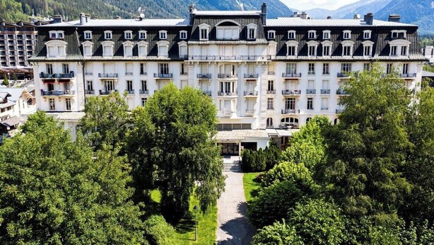 Ein großes, mehrgeschossiges Hotel mit symmetrischer Fassade, Balkonen und einem zentralen Eingang.