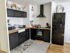 Wasserkocher mit Kaffee-/Teezubehör, Kühlschrank, Mikrowelle, Ofen