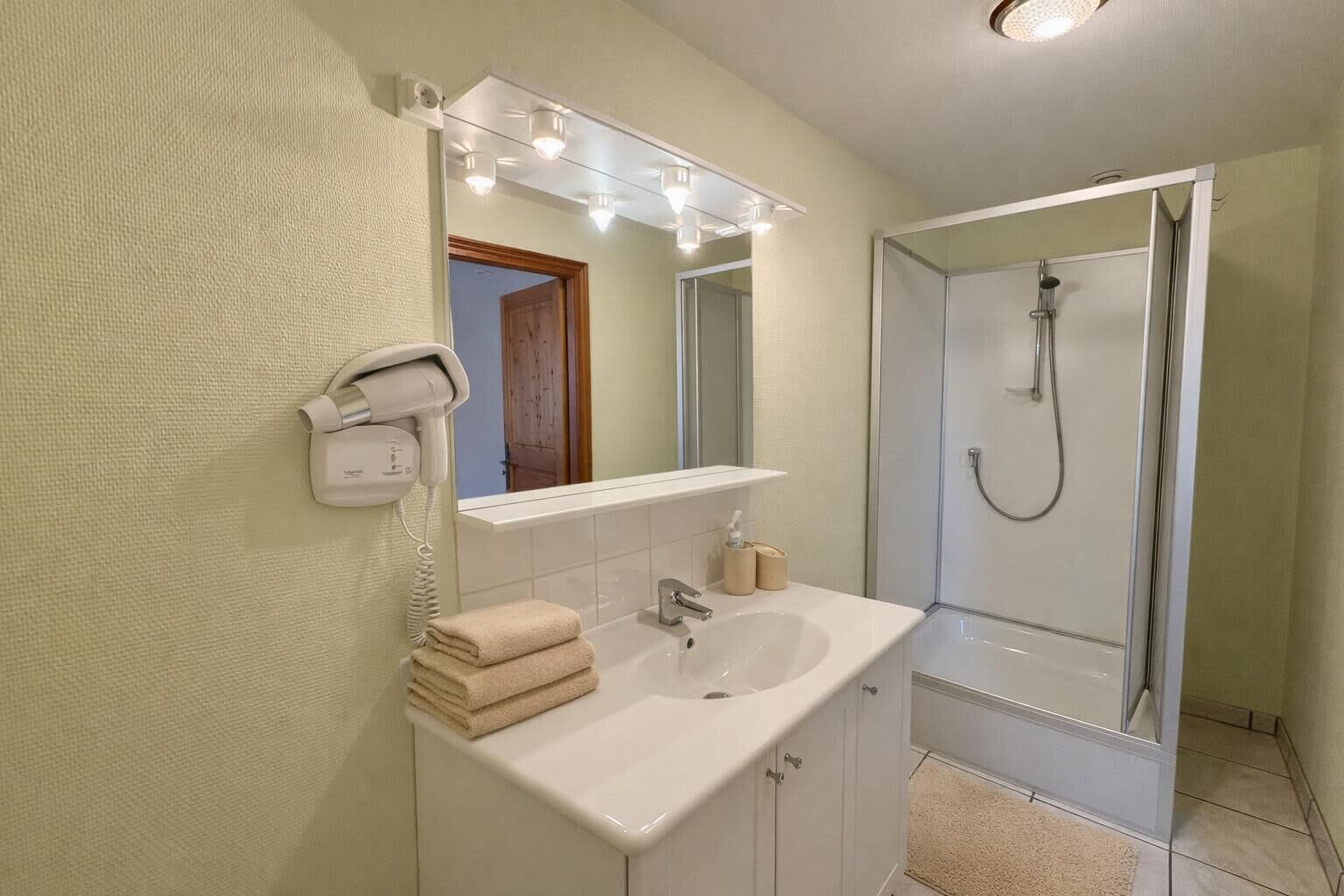 Douche, sèche-cheveux, serviettes fournies