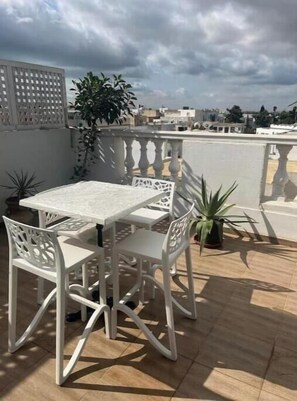 Outdoor dining - Vrbo Property (Tunis Governorate)
