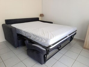 Ein Bett mit Matratze, Kopfteil und Fußteil.