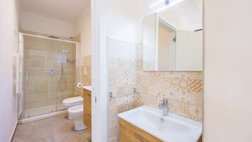 Apartment (2 Bedrooms) | Bathroom | Shower, bidet