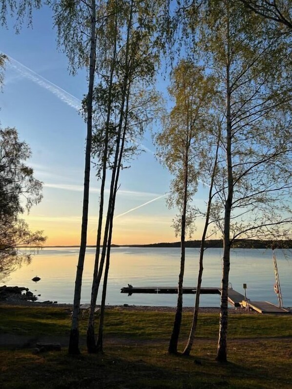 A lakeside view with trees and a dock. - Rindö Hamn Bed & Breakfast (Vaxholm)