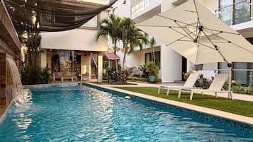 Una piscina al aire libre