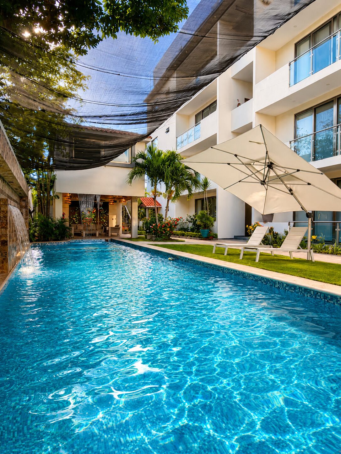 Una piscina al aire libre, sombrillas