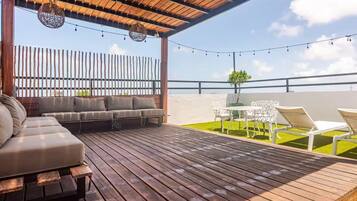 Familienapartment, Balkon, Gartenblick | Speisen im Freien