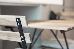 A wooden chair with metal armrests. - GuestReady - Studio in São Mamede de Infesta (São Mamede de Infesta)