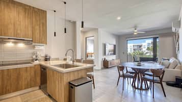Condo, varias camas, vista al jardín (Casa Tranquila Maralta) | Interior