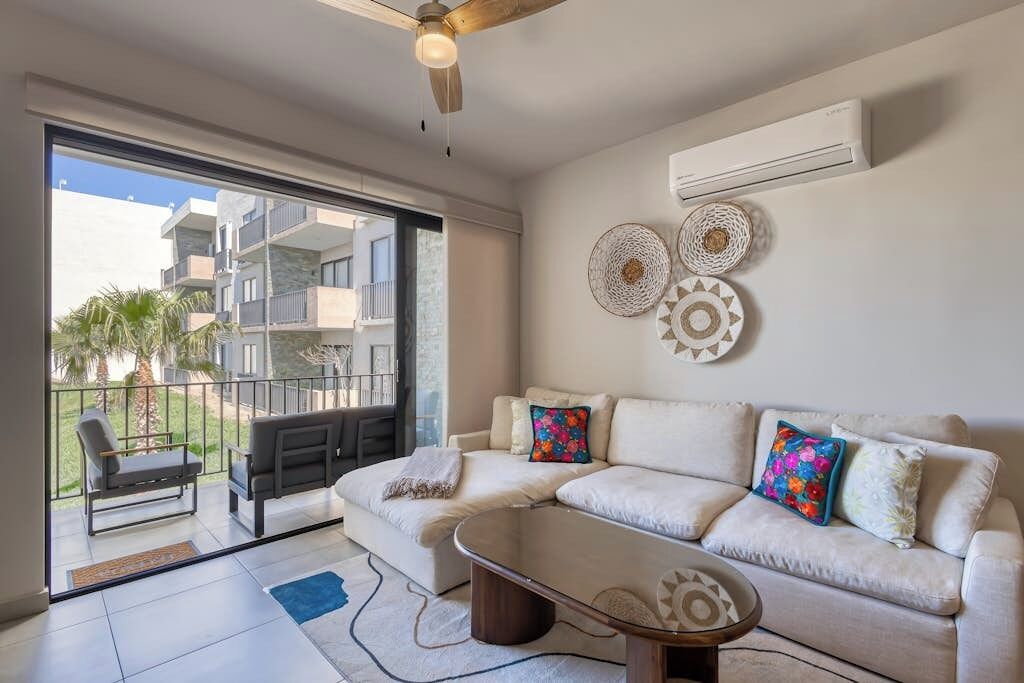 Condo, varias camas, vista al jardín (Casa Tranquila Maralta) | Área de sala de estar