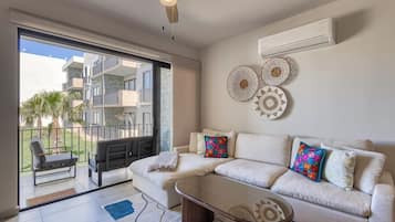 Condo, varias camas, vista al jardín (Casa Tranquila Maralta) | Área de sala de estar