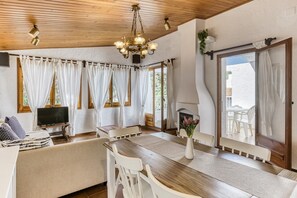 Interior - Holiday Home 'Casa Diana En Montgó' with Mountain View, Private Terrace and Wi-Fi (L'Escala)