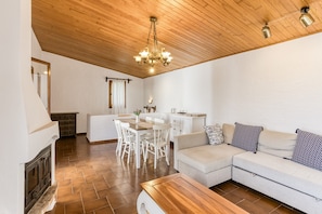 TV - Holiday Home 'Casa Diana En Montgó' with Mountain View, Private Terrace and Wi-Fi (L'Escala)