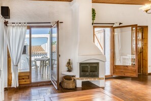 TV - Holiday Home 'Casa Diana En Montgó' with Mountain View, Private Terrace and Wi-Fi (L'Escala)