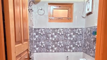 Luxury Double Room, Mountain View | Bathroom | Free toiletries, towels, soap, shampoo