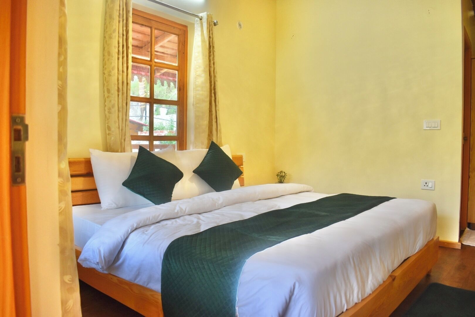 Luxury Double Room, Mountain View | Iron/ironing board, free WiFi