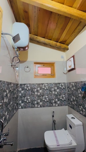 Luxury Double Room, Mountain View | Bathroom - The Peach Hillside Kainchi Dham (Kosiyakutoli)