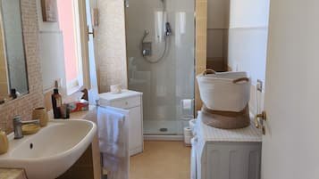 Ducha, secador de pelo, toallas
