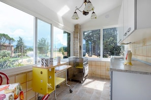 Fridge, oven, stovetop, dishwasher - Casa Ortensia: Country House with Private Terrace, Garden, and Wi-Fi (Spoleto)
